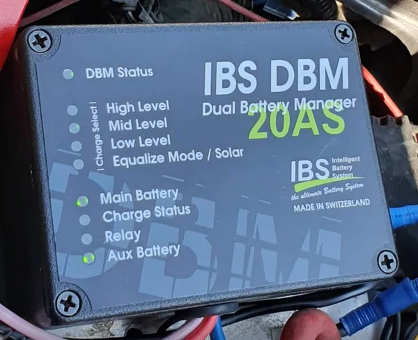 IBS - DBM20AS Incar-Batterieladegerät 20 A. mit Solareingang 250 W