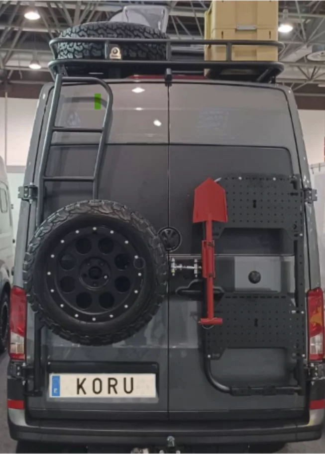 VW Crafter IV / MAN TGE Reserveradhalter mit Leiter (270° Tür) - Koru (Kopie)