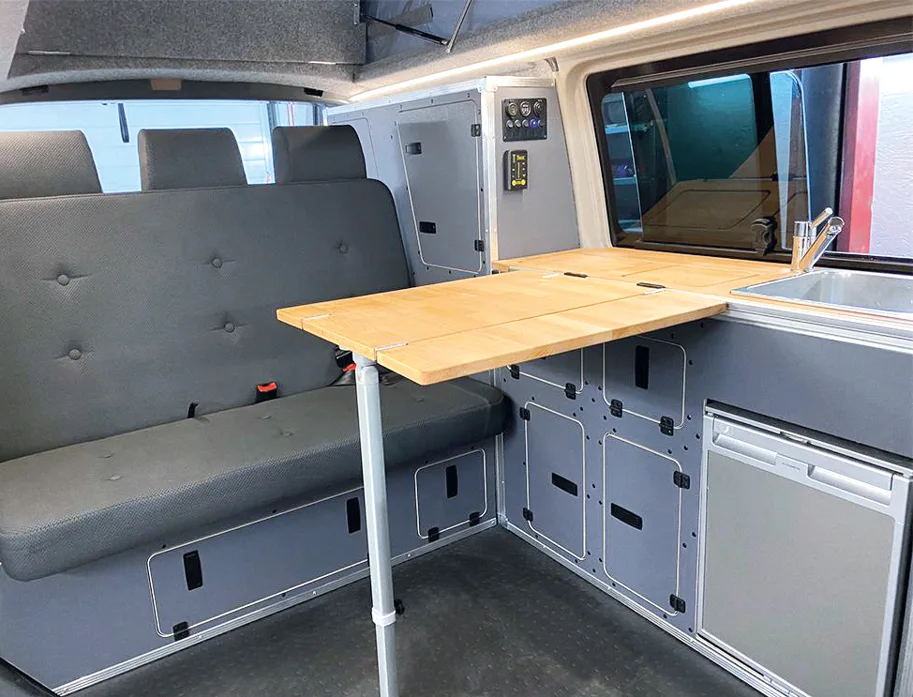 Möbelzeile mit Kleiderschrank und Küchenblock für VW Bus T5/T6 Version 1