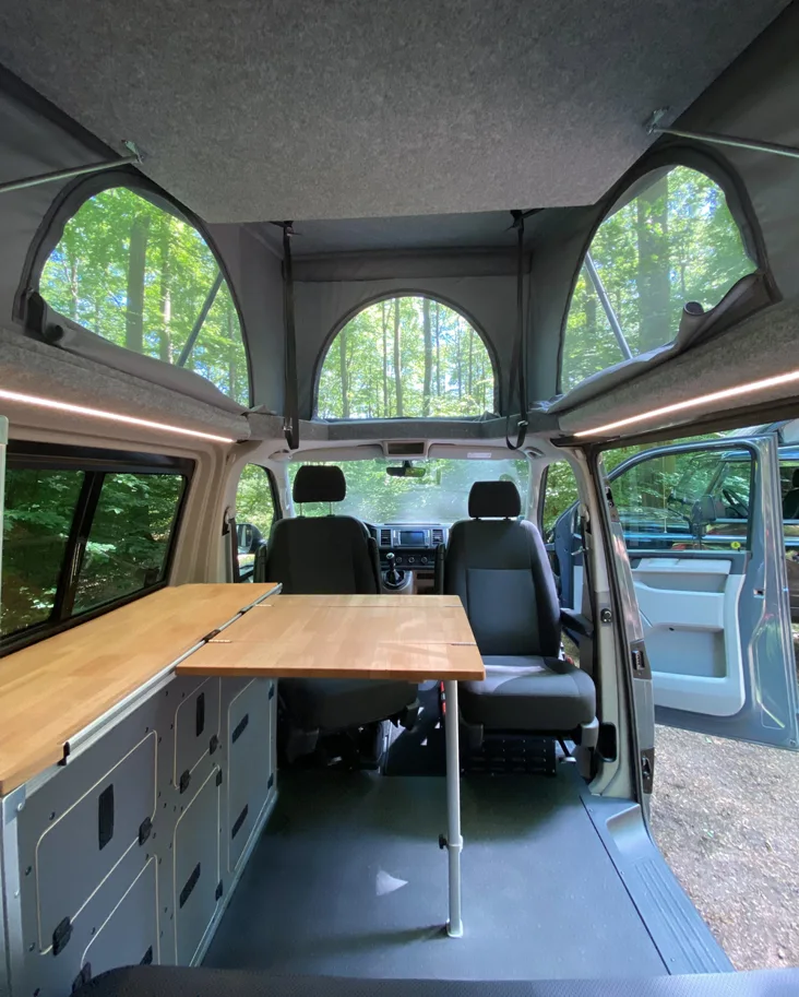 Möbelzeile mit Kleiderschrank und Küchenblock für VW Bus T5/T6 – Version 2