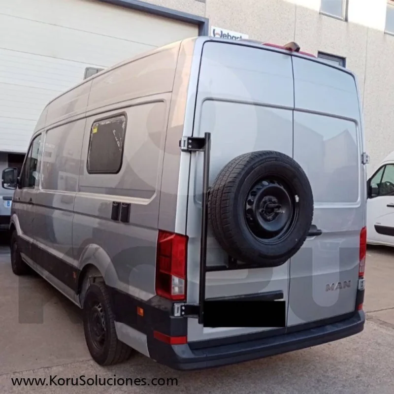 VW Crafter IV / MAN TGE Reserveradhalter mit Leiter (180° Tür) - Koru