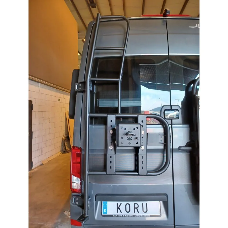 VW Crafter IV / MAN TGE Reserveradhalter mit Leiter (180° Tür) Koru