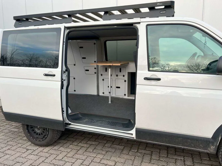 Möbelzeile mit Kleiderschrank und Küchenblock, weiss, für VW Bus T5/T6, Version 1